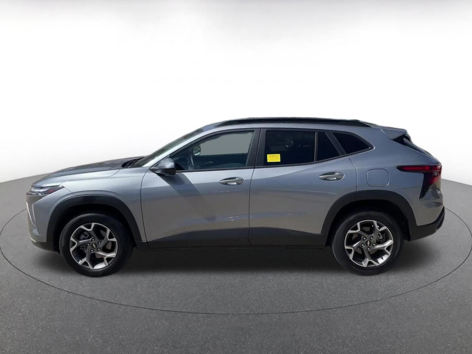 Used 2025 Chevrolet Trax LT w/ LT Convenience Package image 9