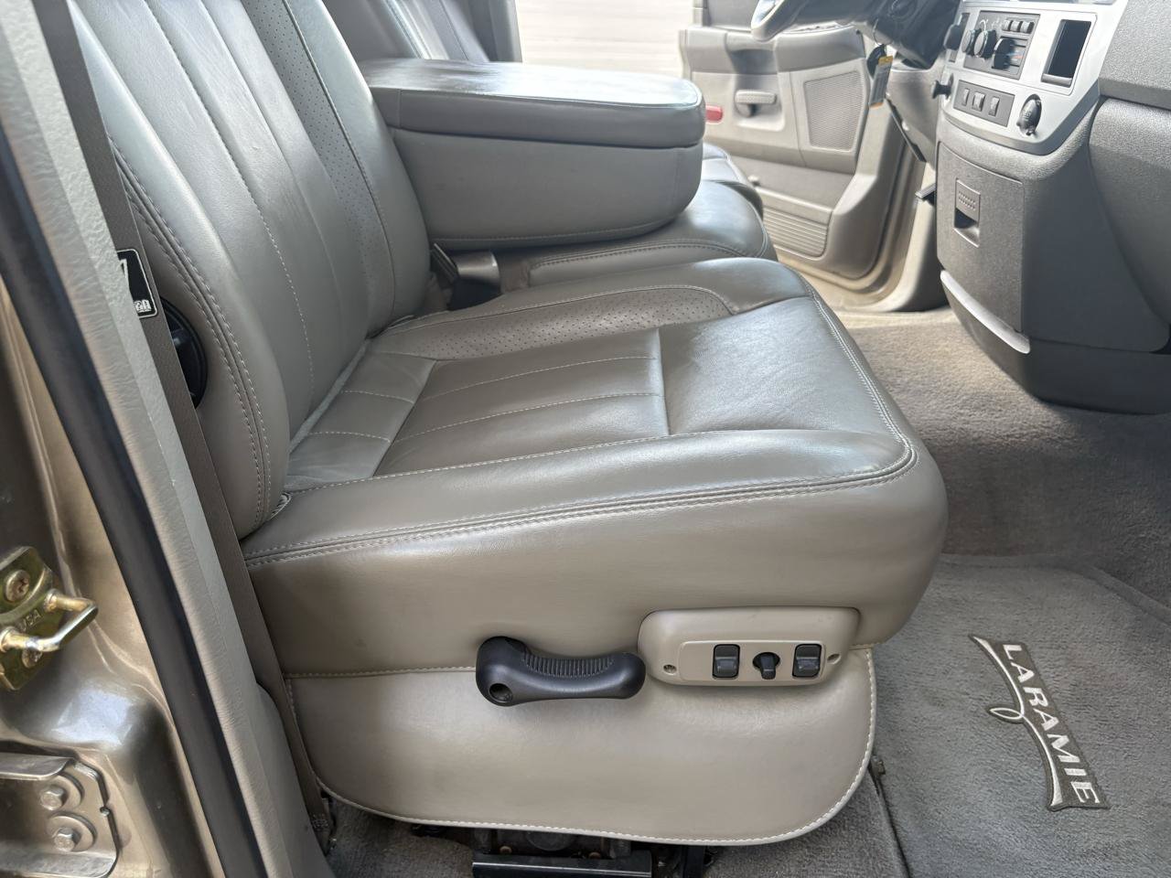 Used 2006 Dodge Ram 2500 Truck Laramie AWD/4WD image 39
