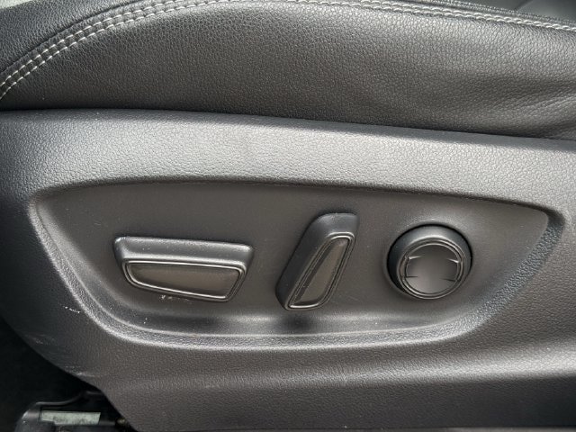 Used 2025 Toyota Corolla Cross XLE FWD image 27