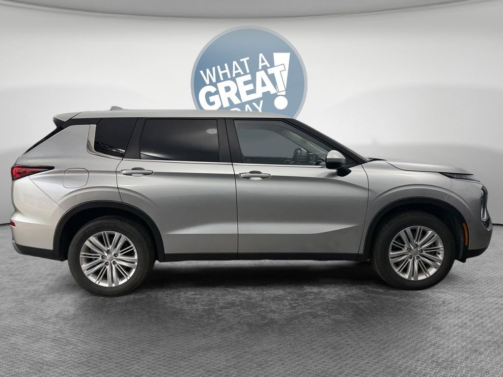 Used 2024 Mitsubishi Outlander ES image 2