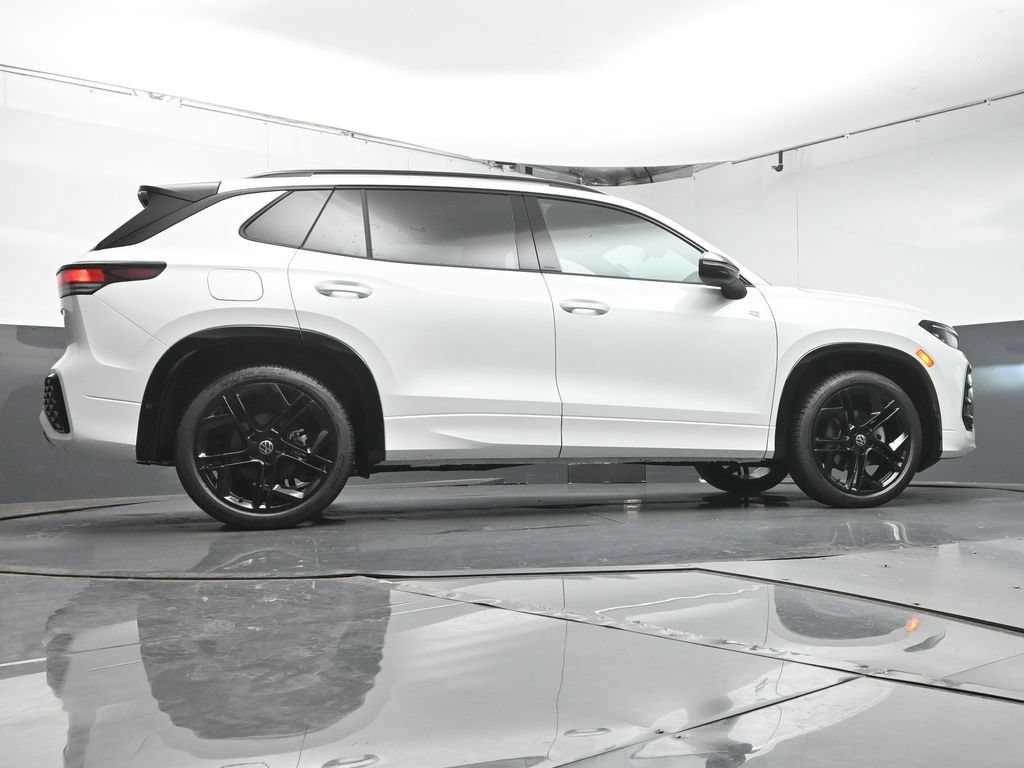 New 2026 Volkswagen Tiguan SE R-Line FWD image 40