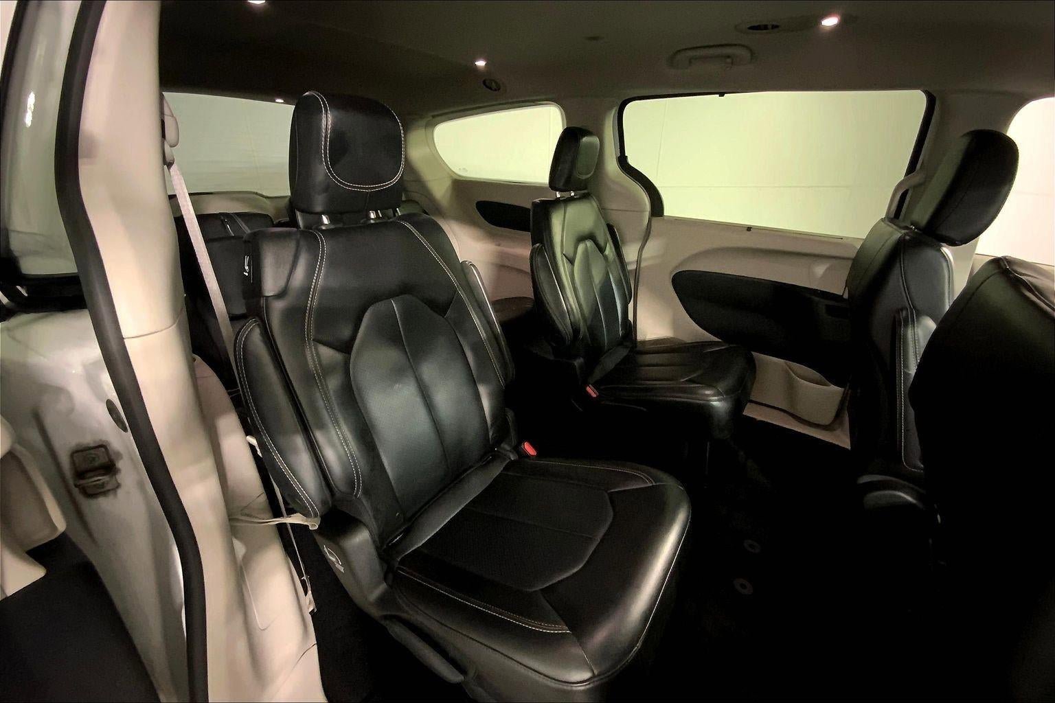 Used 2023 Chrysler Pacifica Touring-L FWD image 23