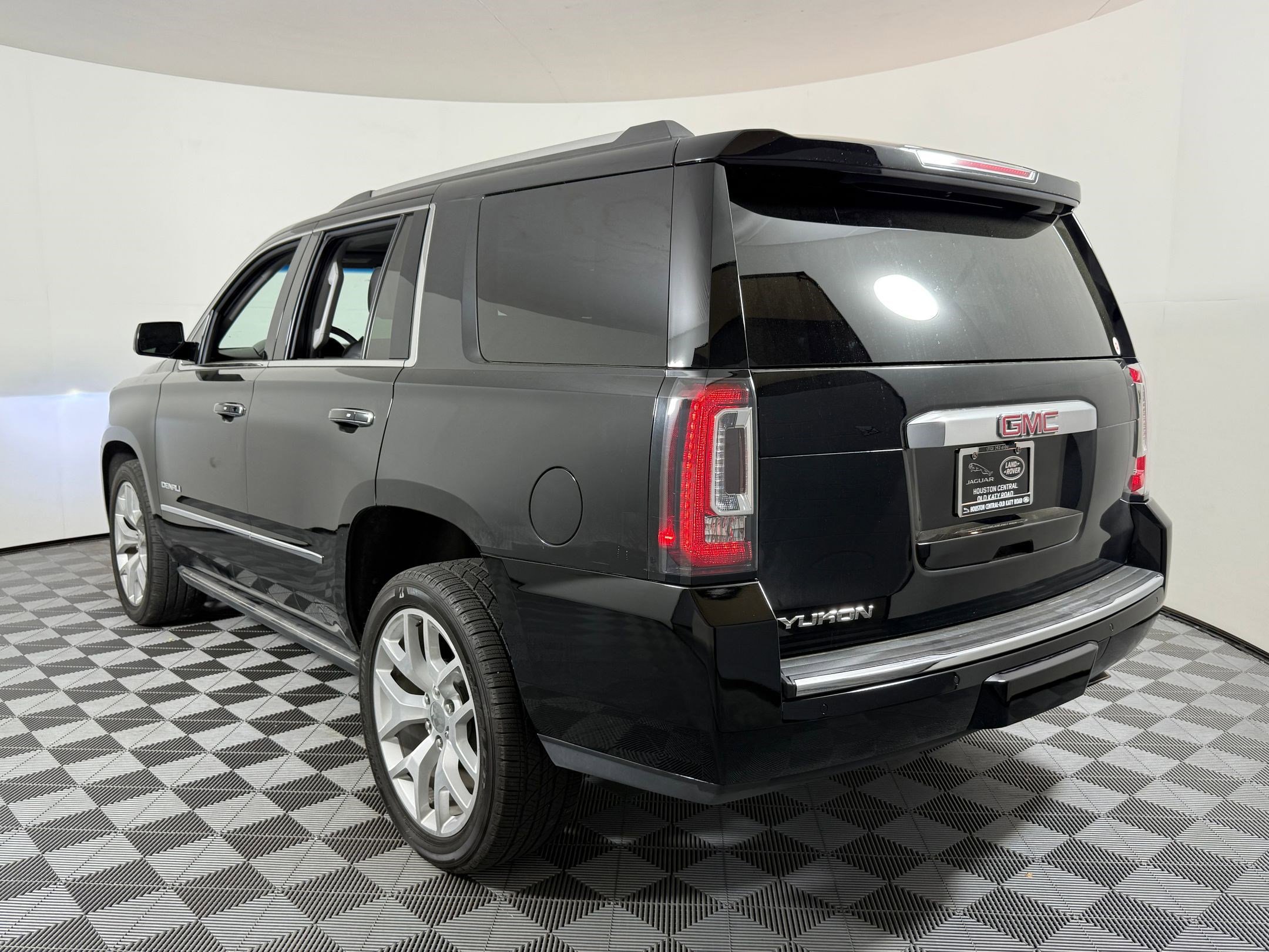 Used 2020 GMC Yukon Denali w/ Denali Ultimate Package image 3