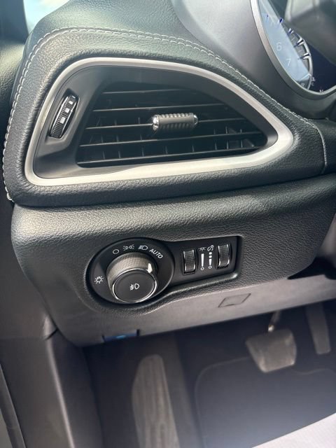 Used 2025 Chrysler Pacifica Select AWD/4WD image 35
