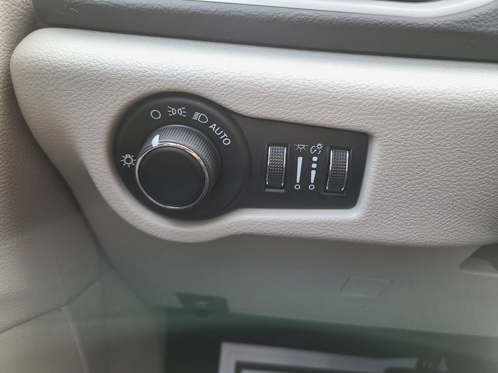 Used 2023 Chrysler Voyager LX FWD image 29