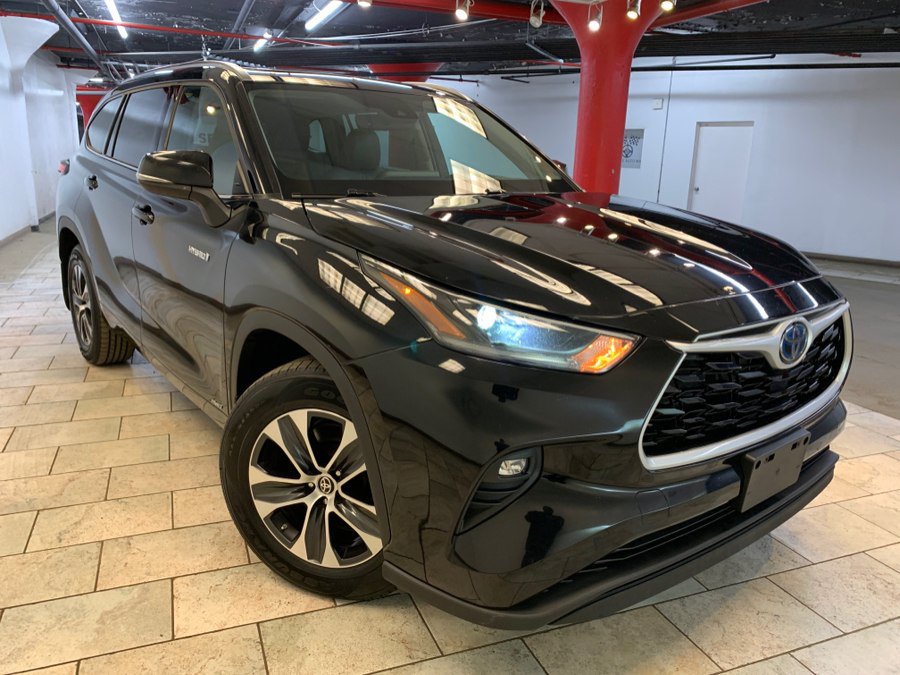 Used 2021 Toyota Highlander XLE AWD/4WD image 3