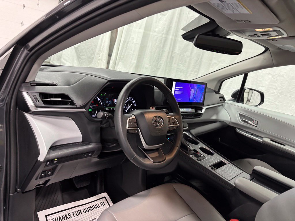 Used 2025 Toyota Sienna XLE AWD/4WD image 15
