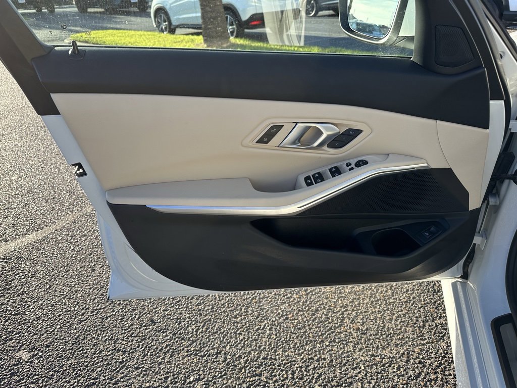 Used 2025 BMW 330i Sedan w/ Premium Package image 10