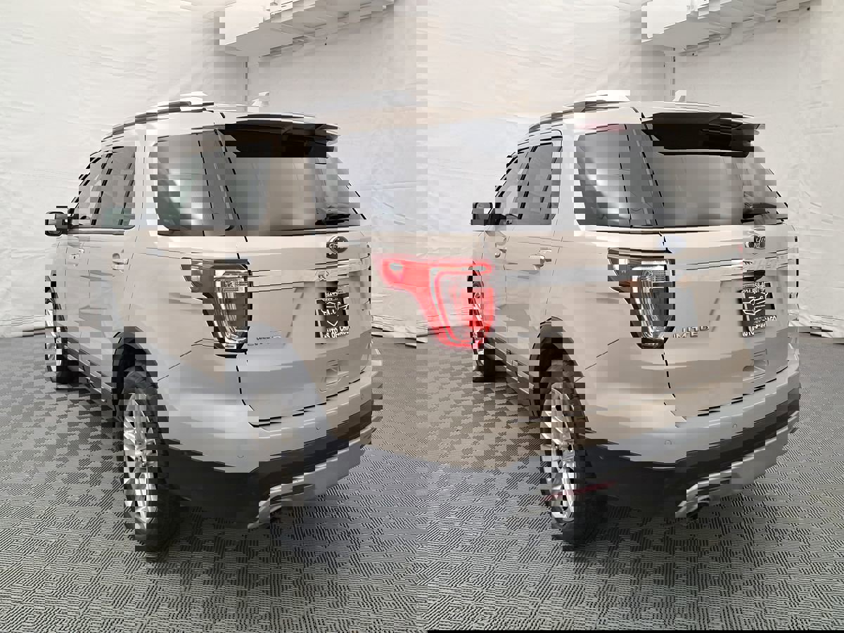 Used 2017 Ford Explorer Limited w/ Equipment Group 301A FWD image 6