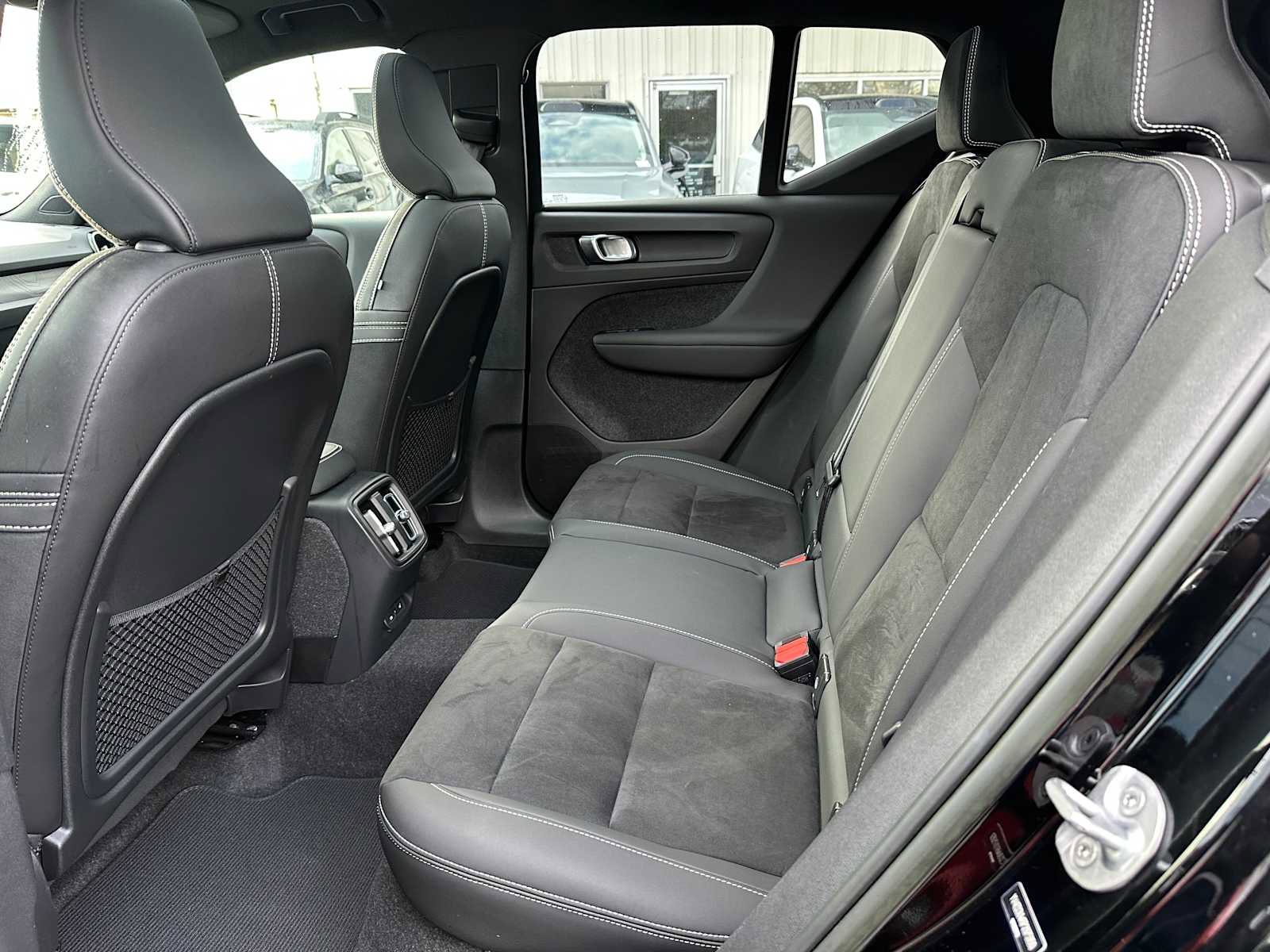 Used 2023 Volvo XC40 Recharge Plus image 16