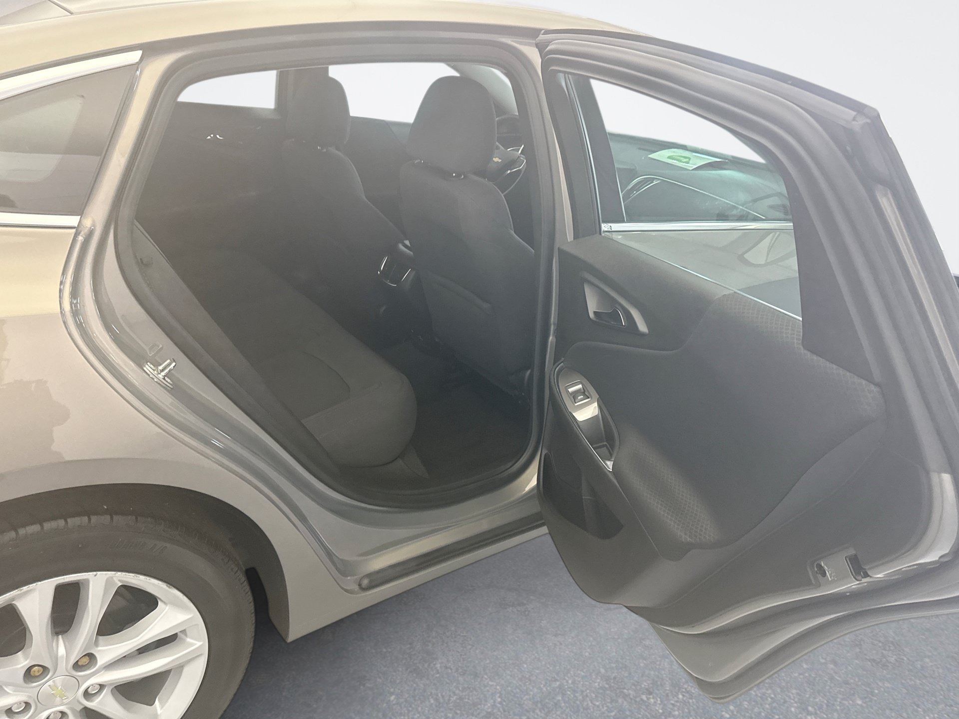 Used 2017 Chevrolet Malibu LT FWD image 19