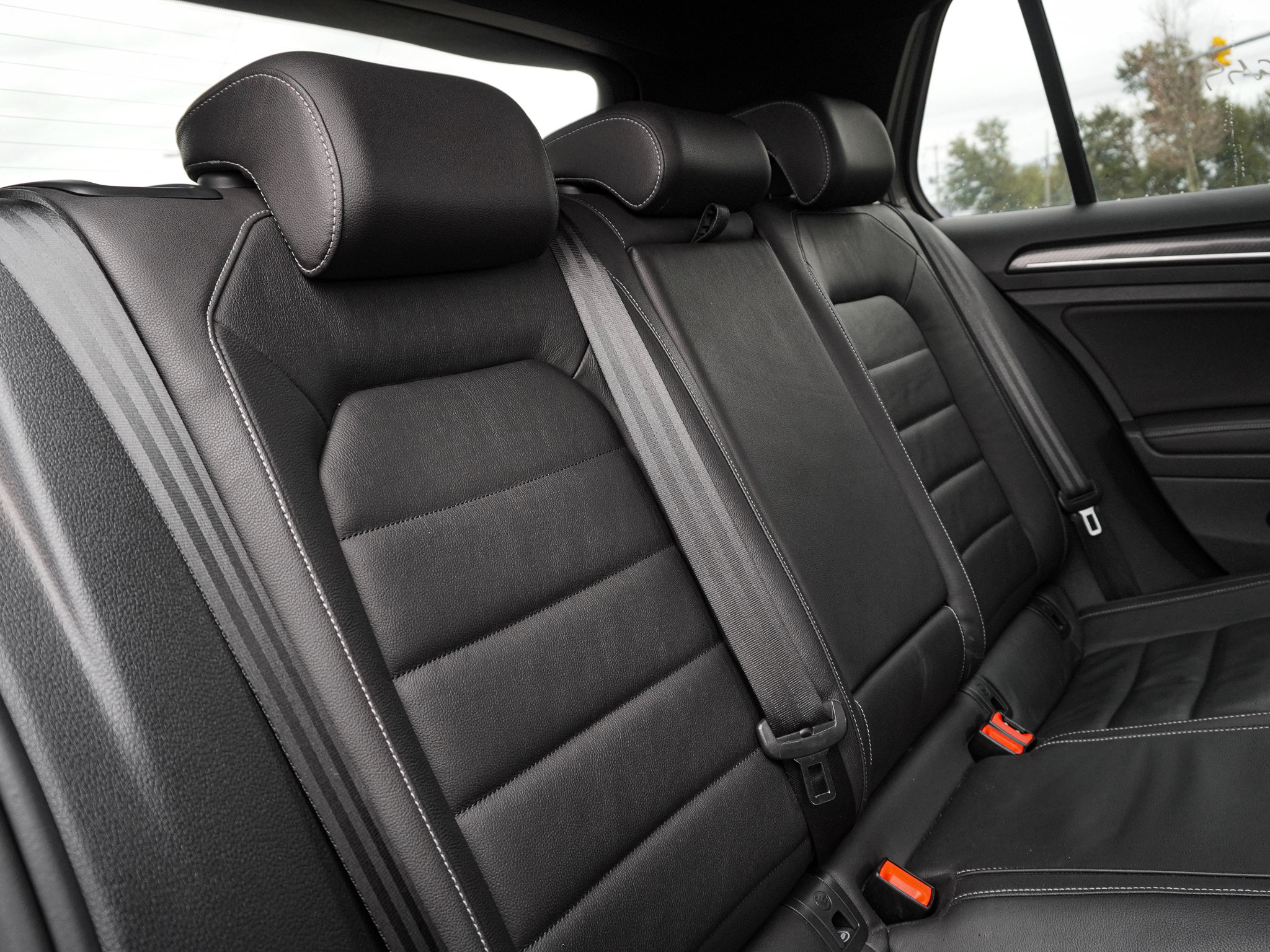 Used 2015 Volkswagen Golf R 4-Door image 32