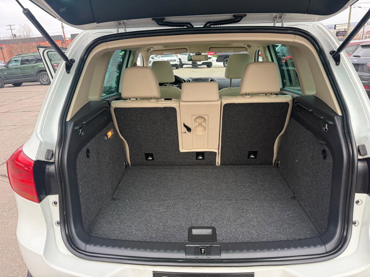 Used 2016 Volkswagen Tiguan SE image 41