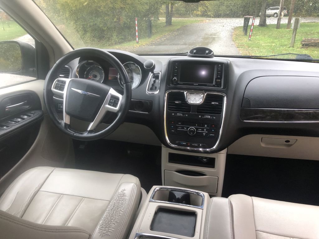 Used 2014 Chrysler Town & Country Touring image 23