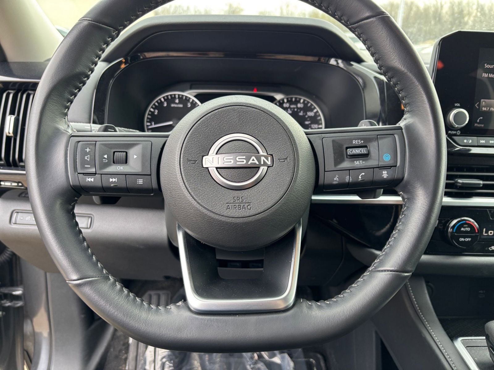 Used 2025 Nissan Pathfinder SV image 30