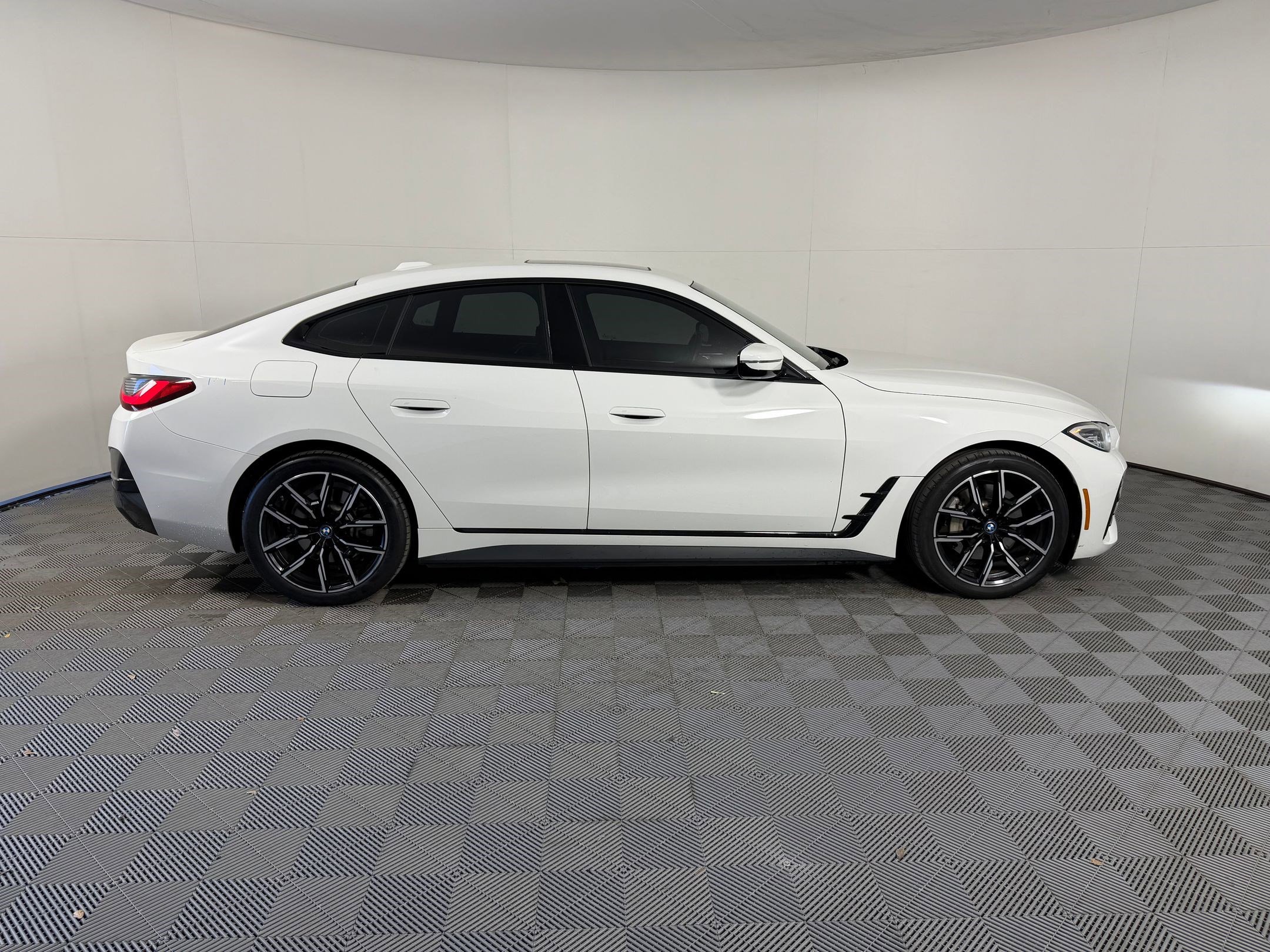 Used 2023 BMW i4 eDrive40 w/ M Sport Package image 8