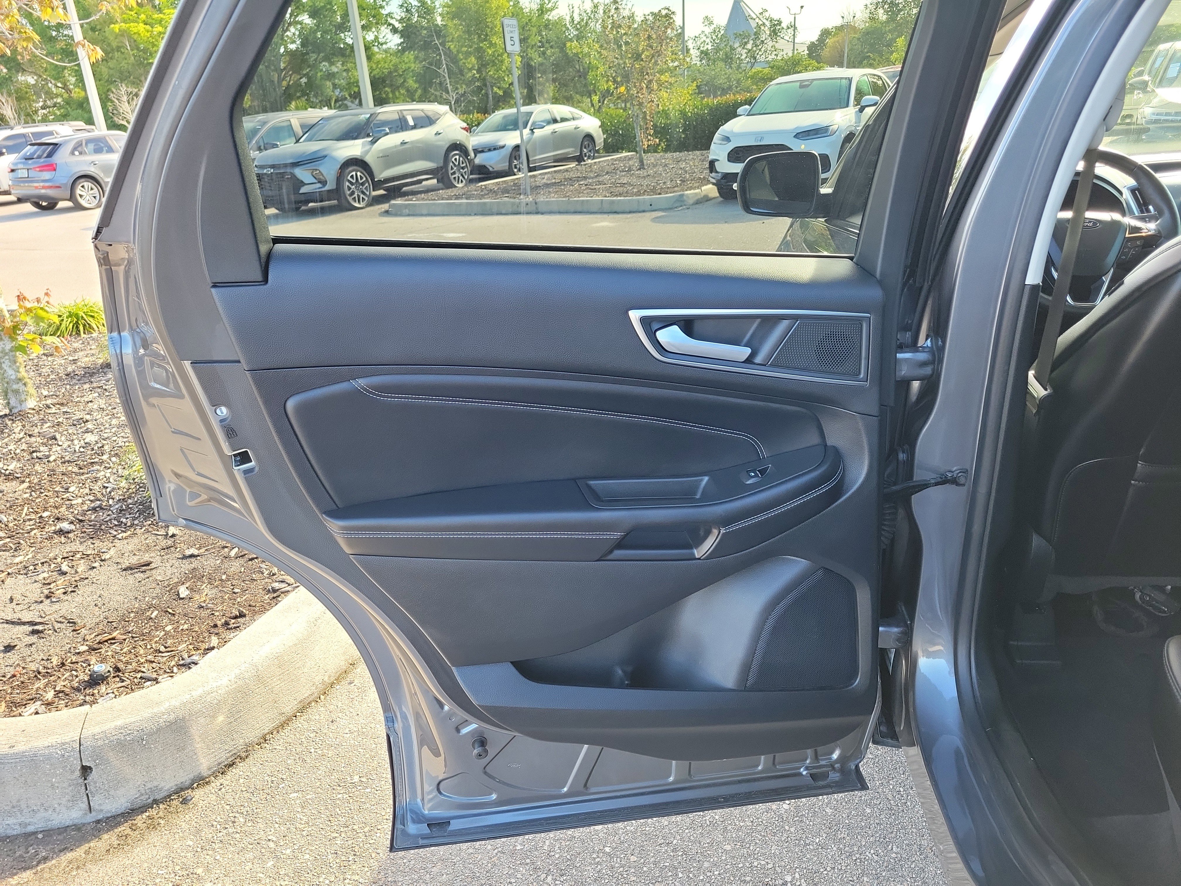 Used 2022 Ford Edge Titanium image 16