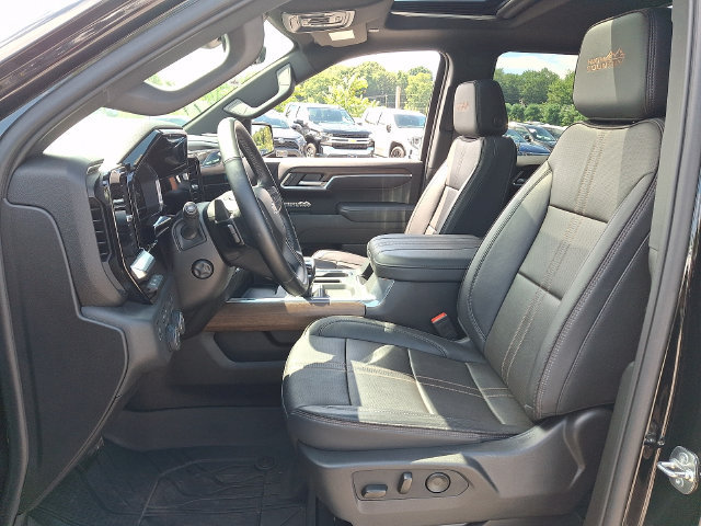 Used 2025 Chevrolet Silverado 1500 High Country w/ Technology Package AWD/4WD image 2
