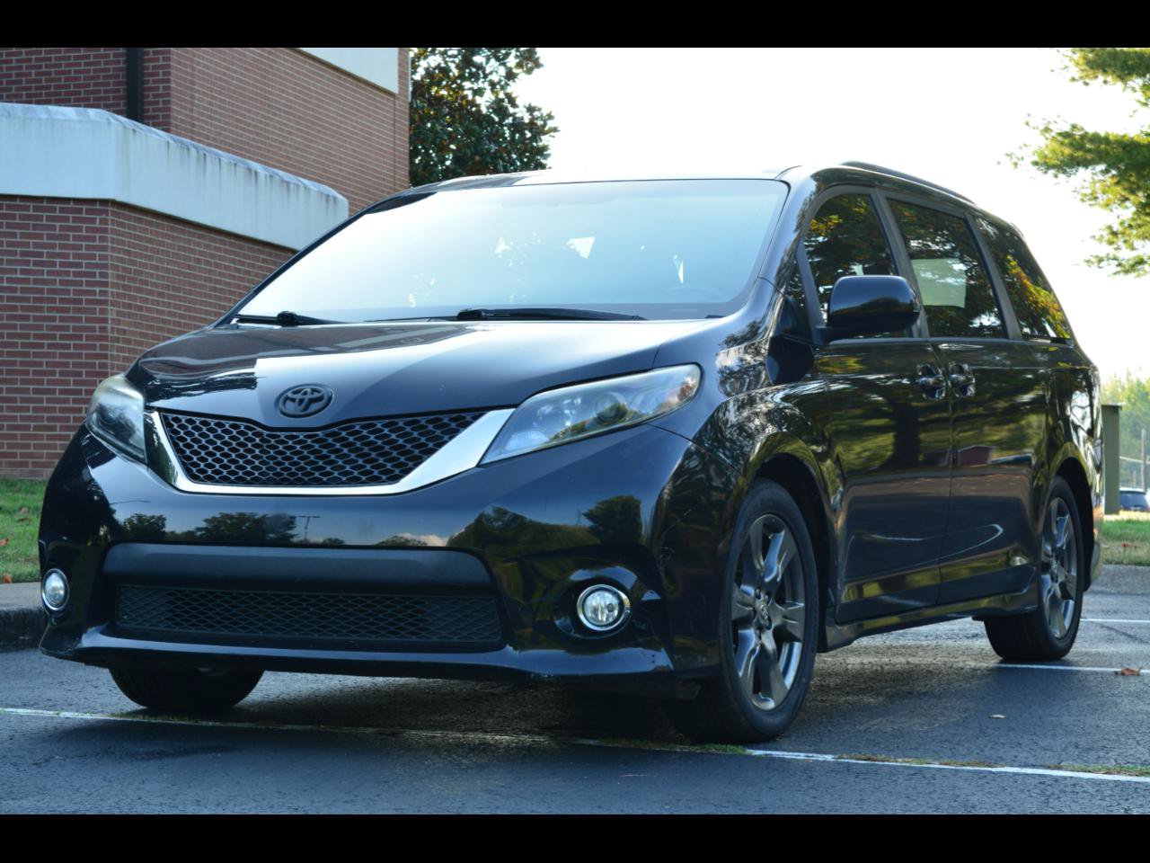 Used 2015 Toyota Sienna SE FWD image 1