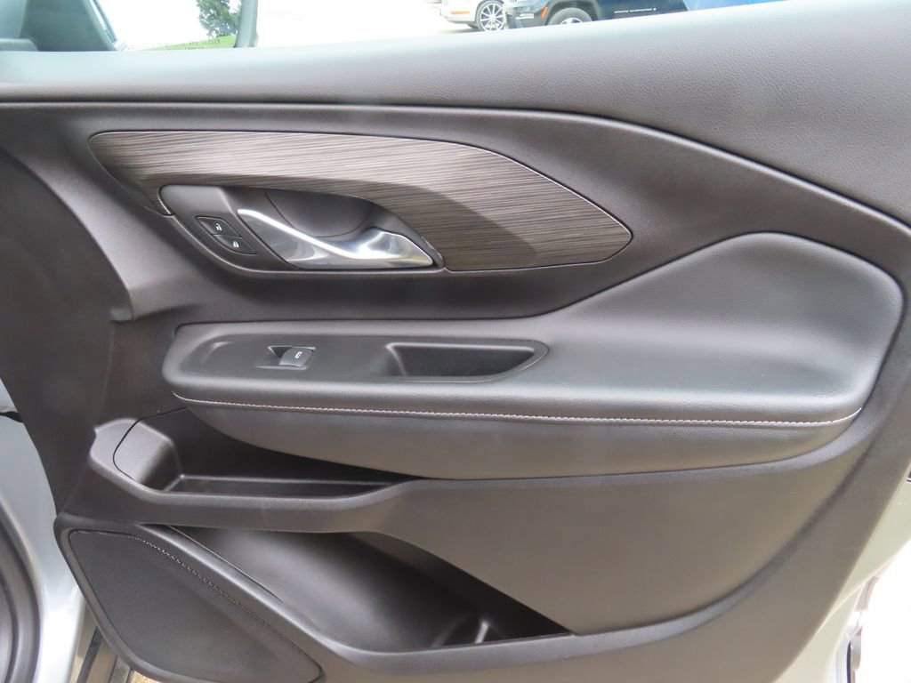 Used 2024 GMC Terrain SLT image 31