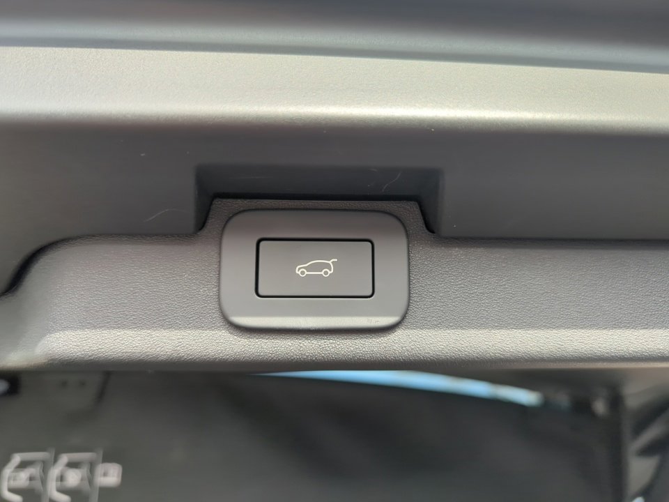 Certified 2024 Land Rover Discovery Dynamic SE image 35