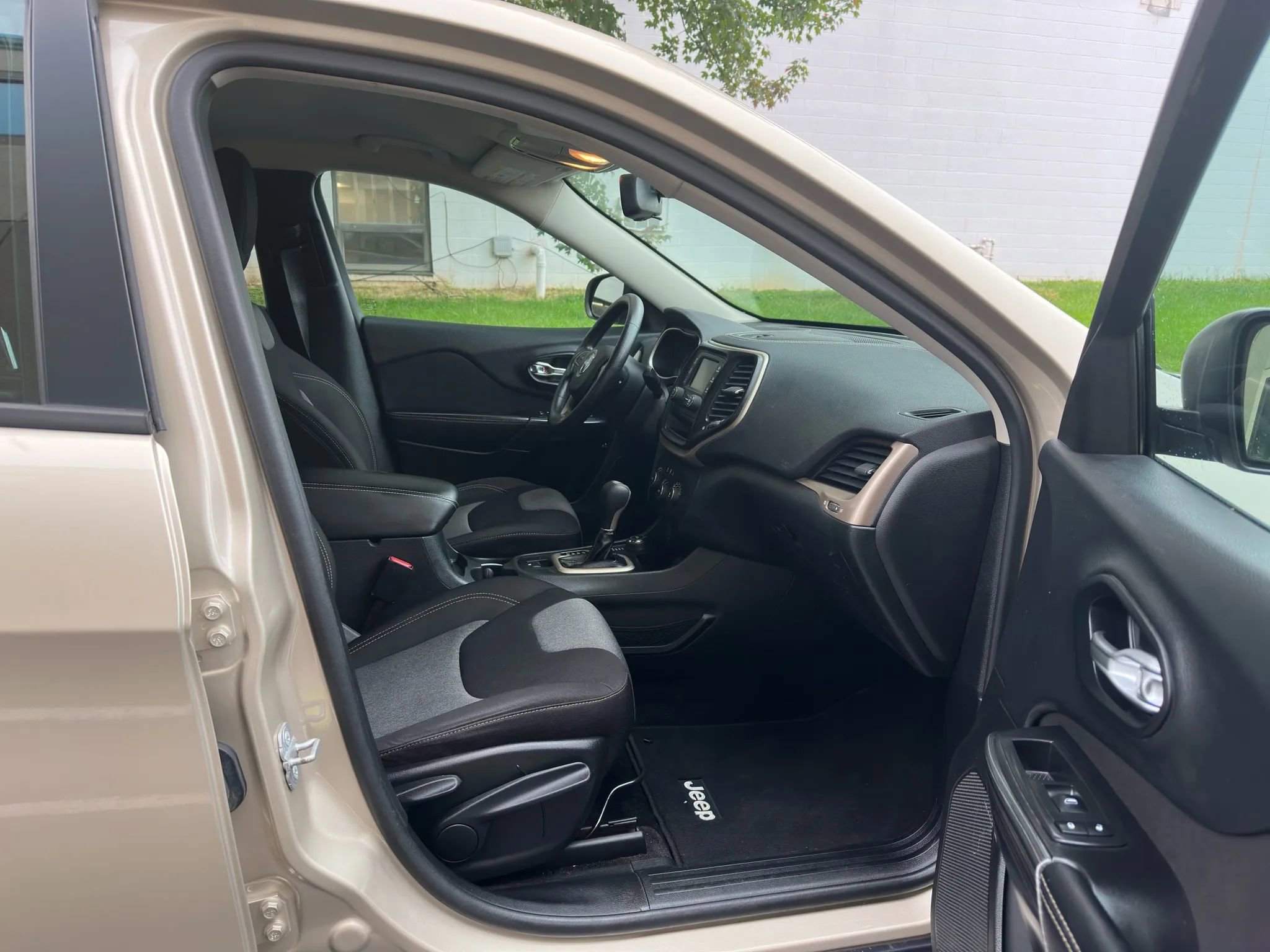 Used 2014 Jeep Cherokee Sport image 24