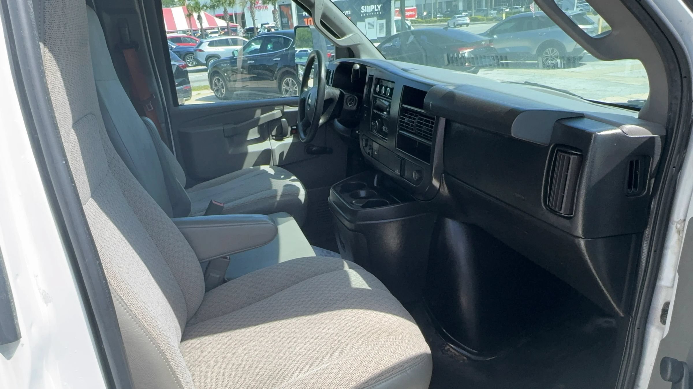 Used 2018 Chevrolet Express 3500 w/ Driver Convenience Package RWD image 14