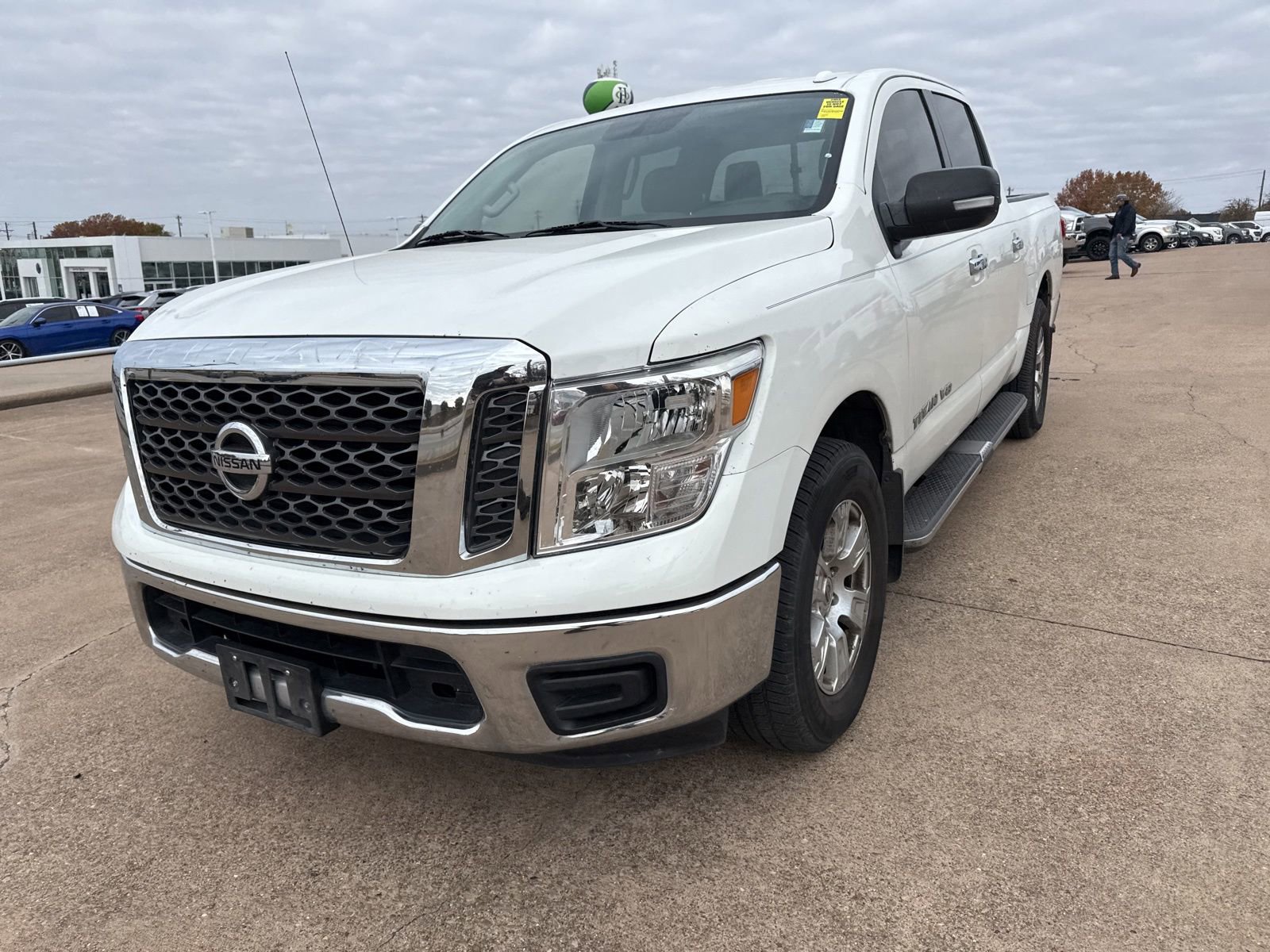 Used 2018 Nissan Titan SV image 3