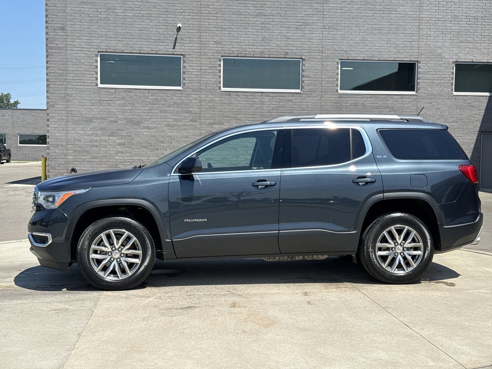 Used 2019 GMC Acadia SLE w/ LPO, Floor Liner Package FWD image 3