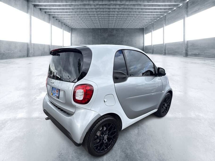 Used 2016 smart fortwo Prime RWD image 4