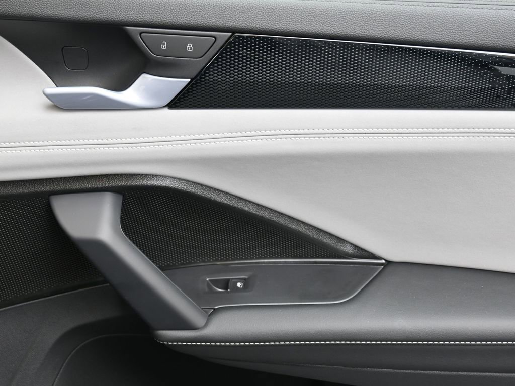 New 2026 Volkswagen Tiguan SE R-Line image 11