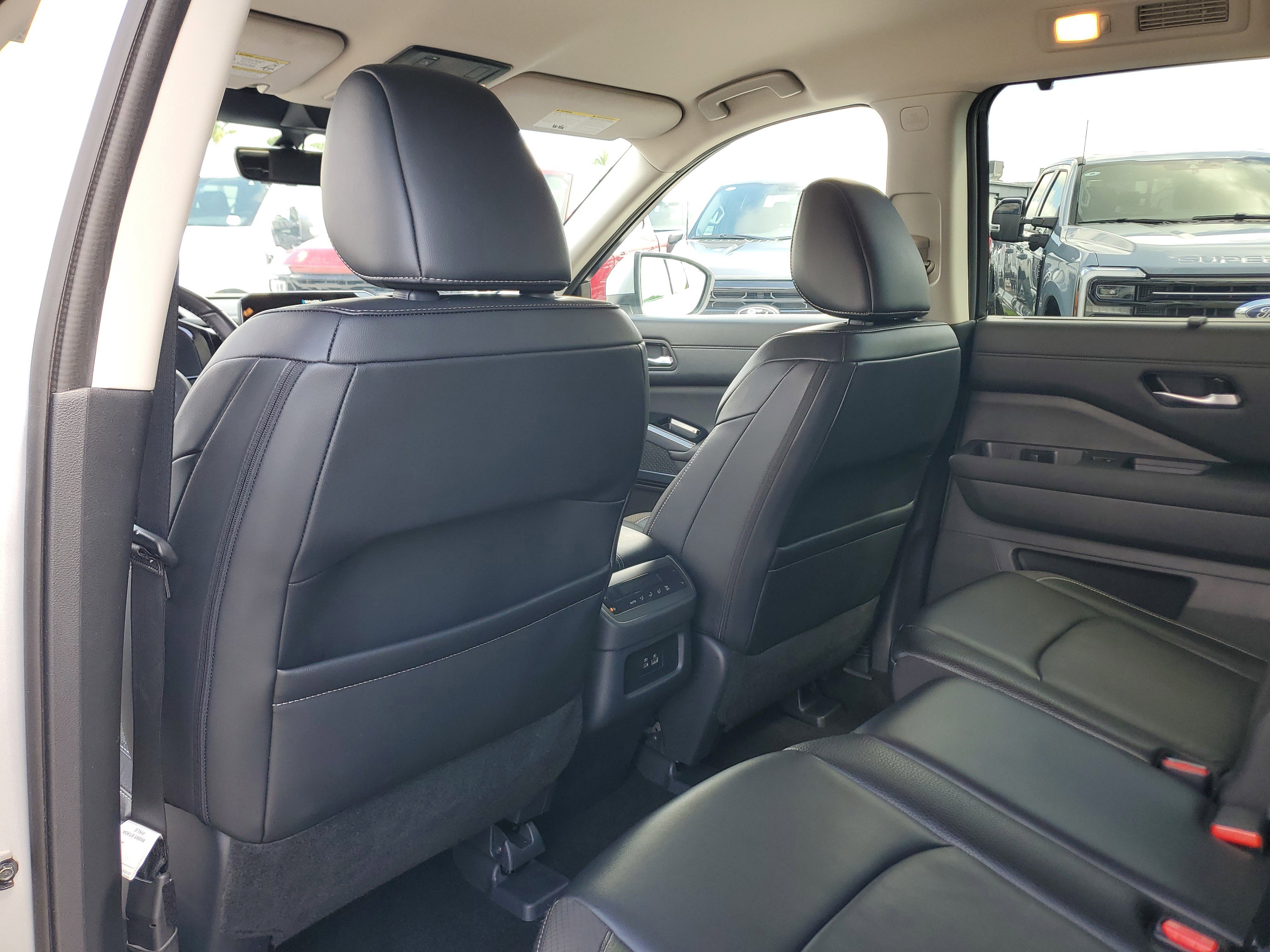 Used 2024 Nissan Pathfinder SL FWD image 14