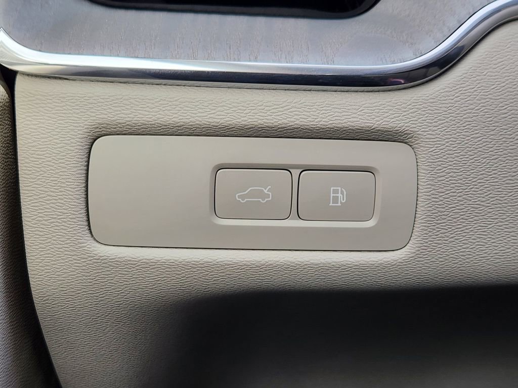 Used 2025 Volvo XC60 T8 Plus w/ Protection Package Premier image 11