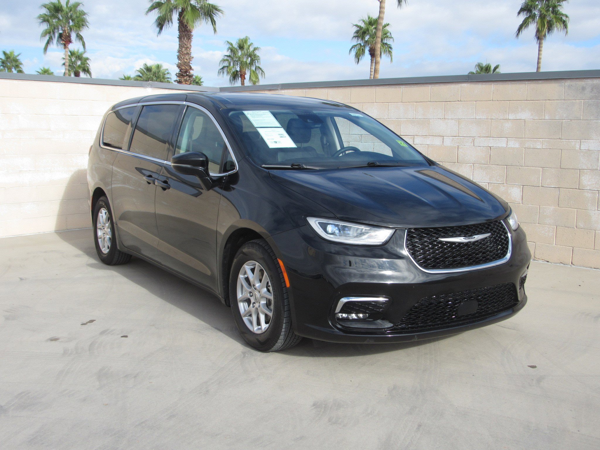 Used 2024 Chrysler Pacifica Touring-L image 2