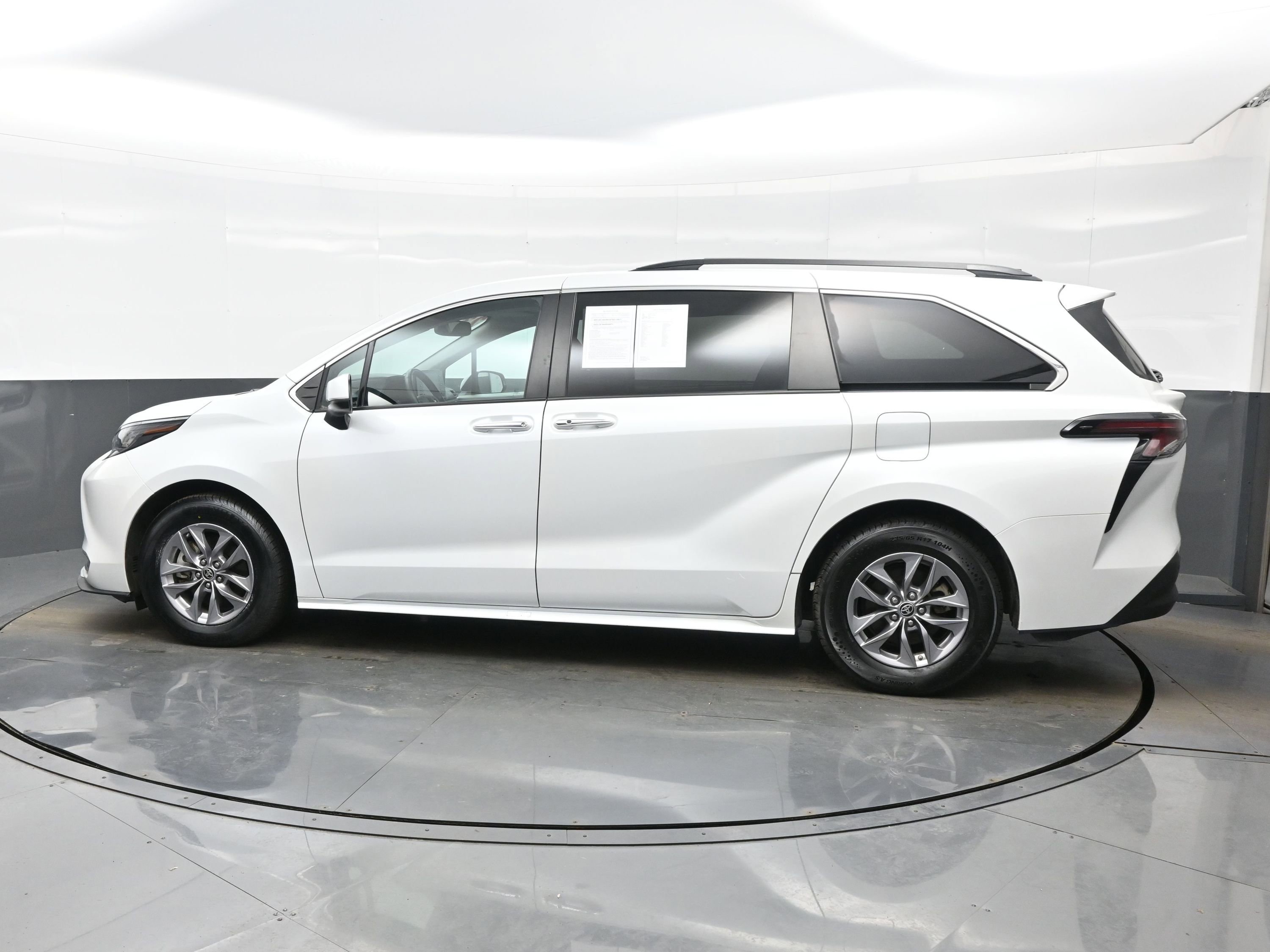 Used 2023 Toyota Sienna XLE image 3