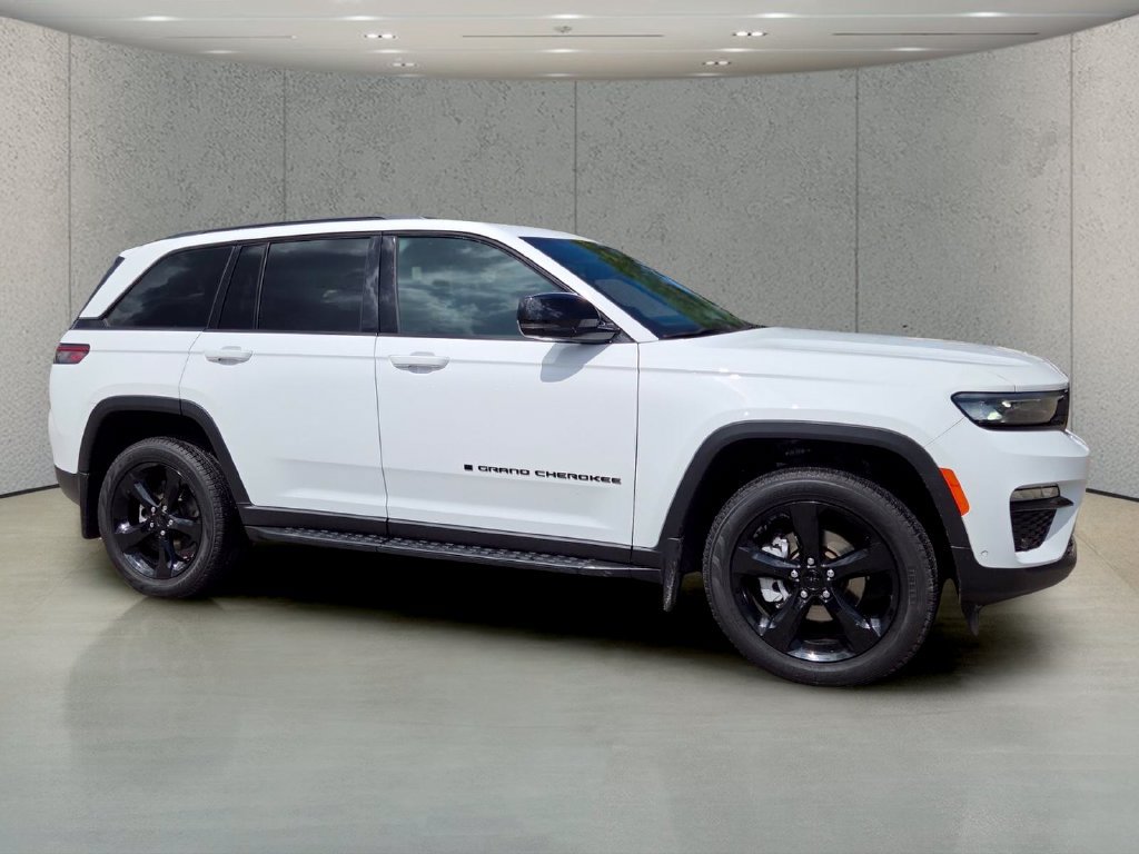 Used 2025 Jeep Grand Cherokee Limited AWD/4WD image 3