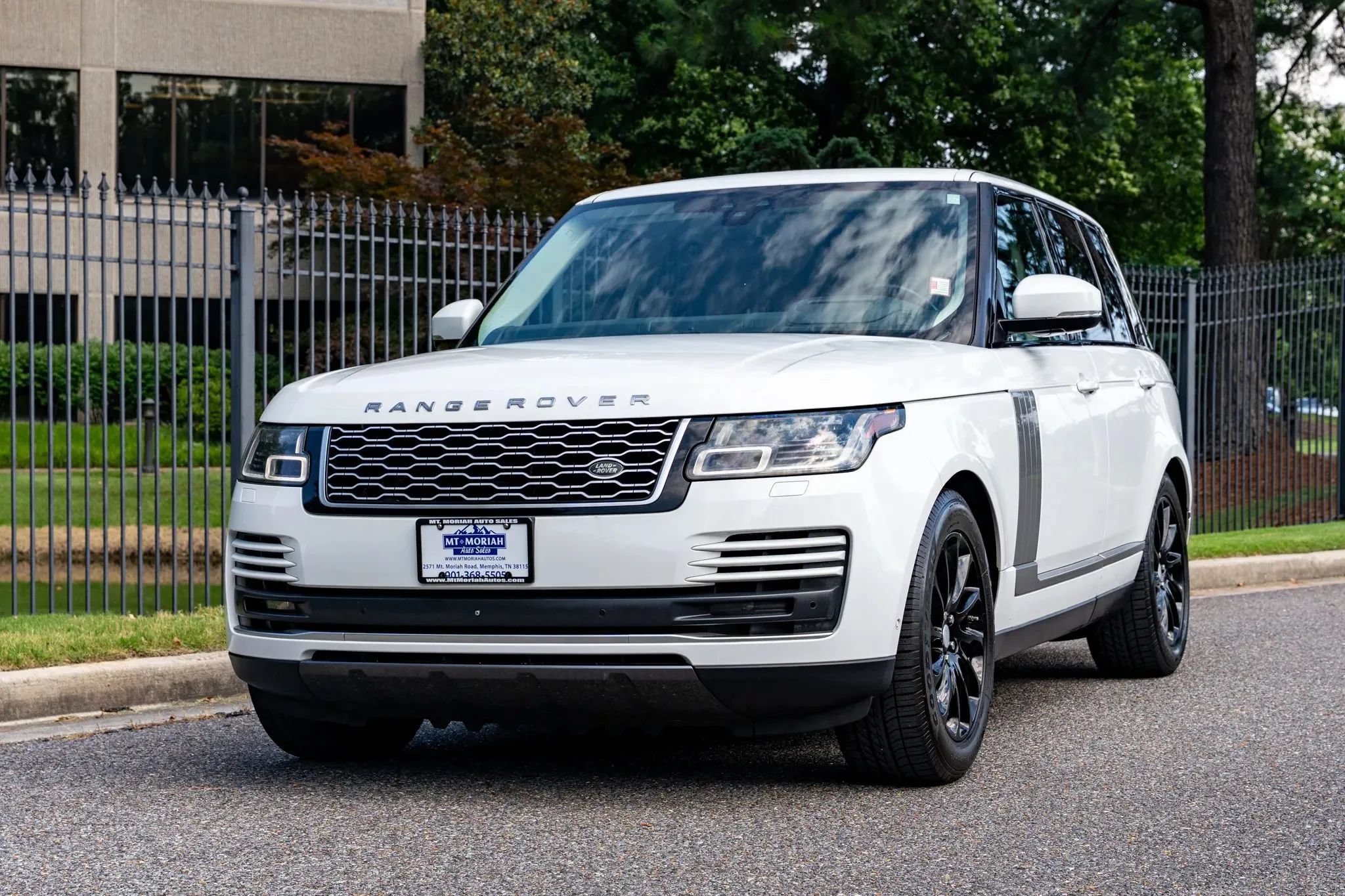 Used 2018 Land Rover Range Rover HSE AWD/4WD image 2