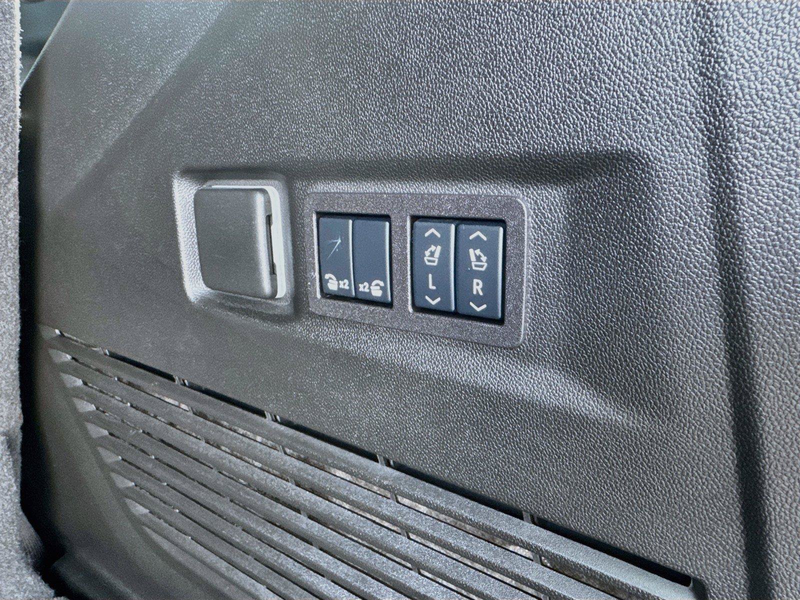 Used 2025 Chevrolet Tahoe High Country AWD/4WD image 32