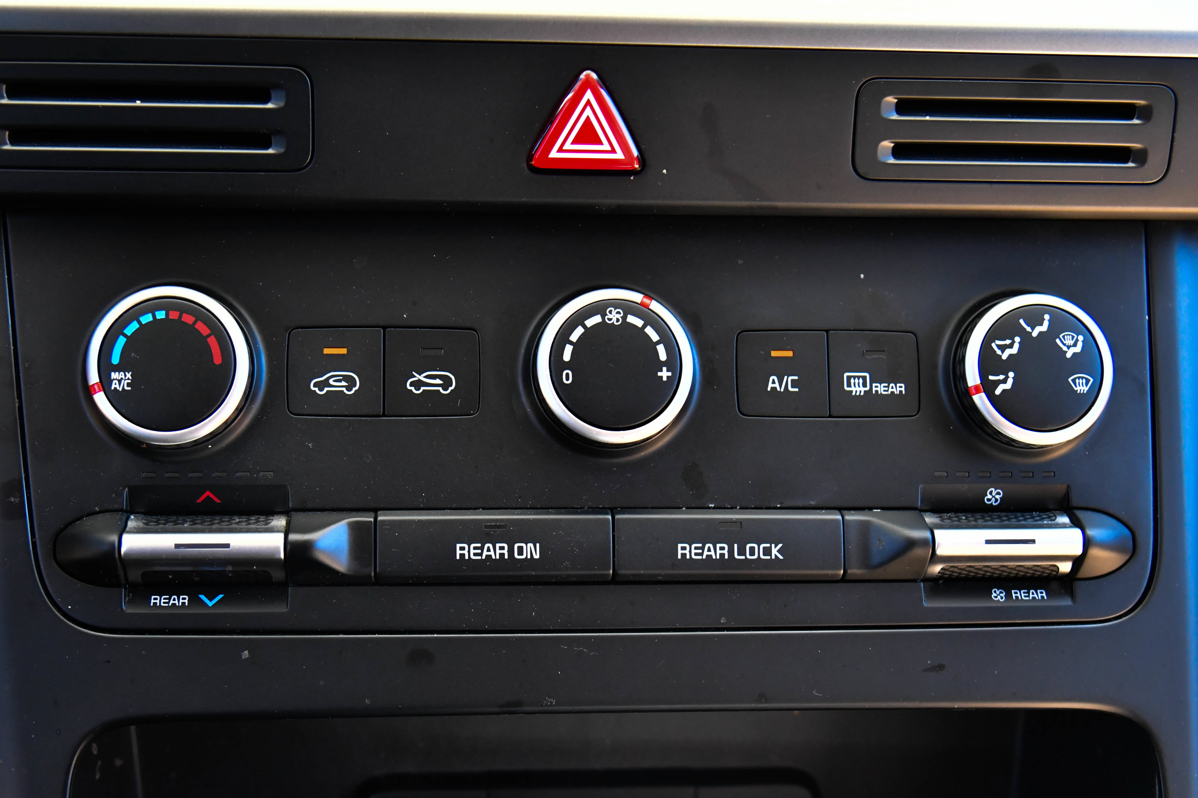 Used 2022 Kia Carnival LX FWD image 23