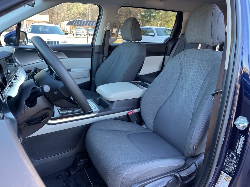 Certified 2023 Kia Carnival LX image 18