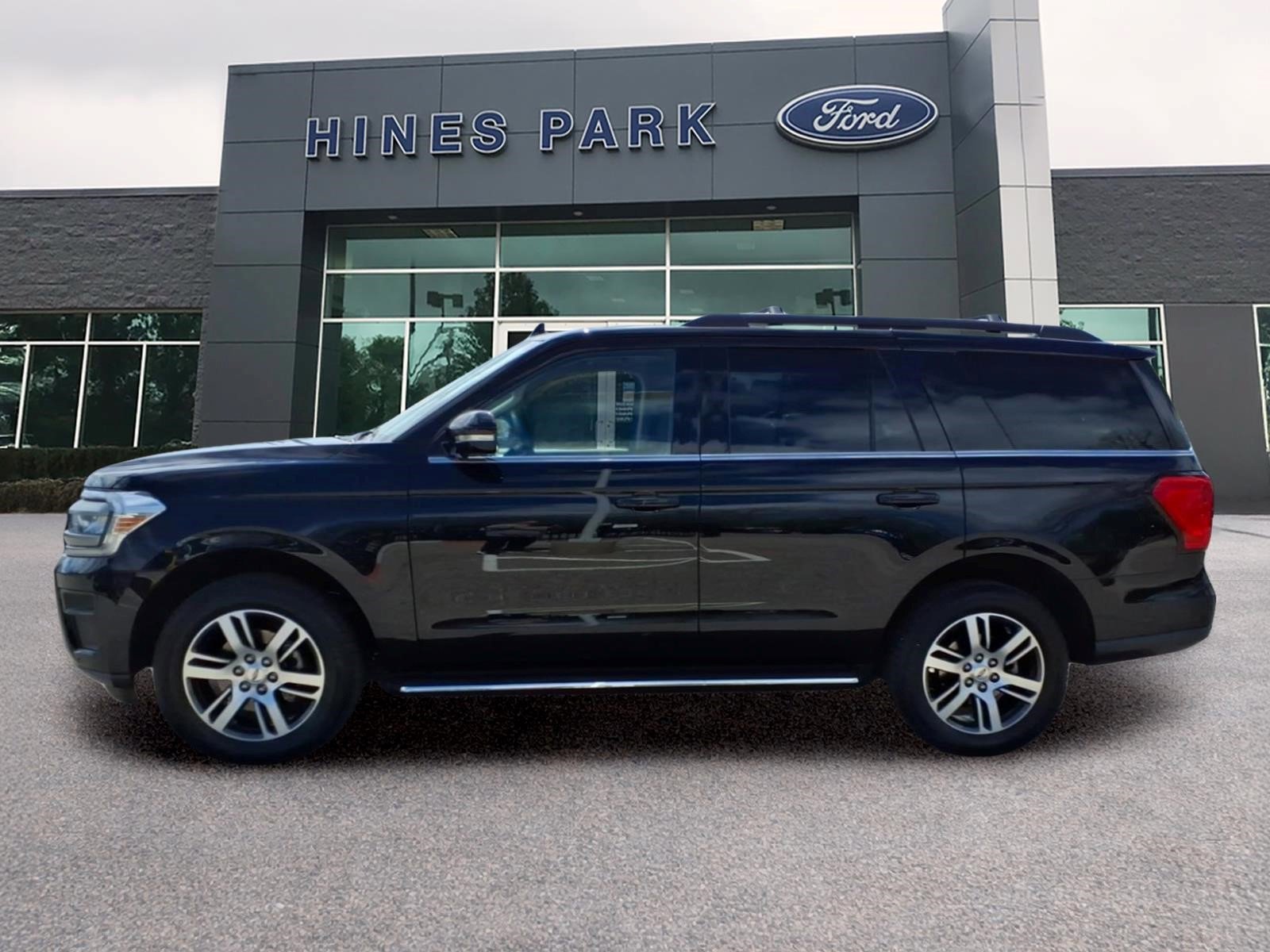 Used 2023 Ford Expedition XLT AWD/4WD image 4