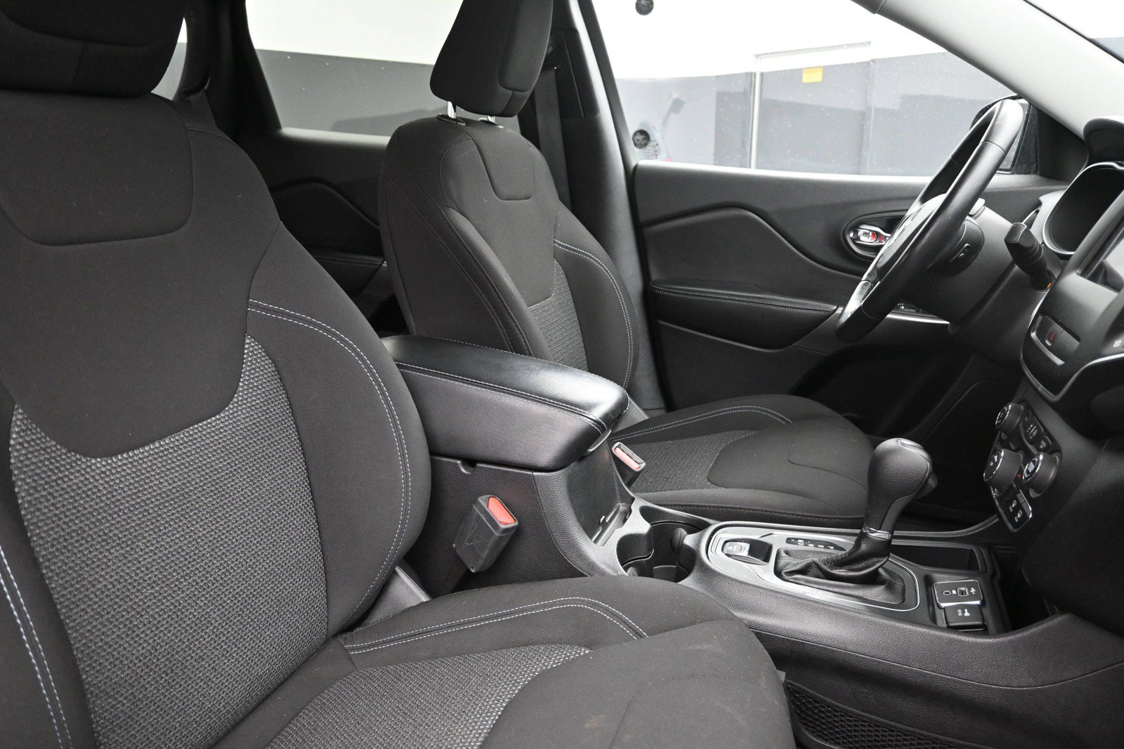Used 2020 Jeep Cherokee Latitude w/ Cold Weather Group FWD image 27