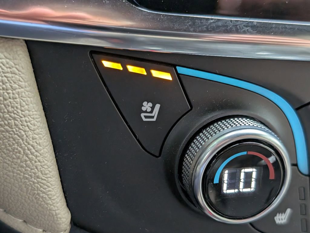 Used 2023 Chevrolet Traverse Premier FWD image 35