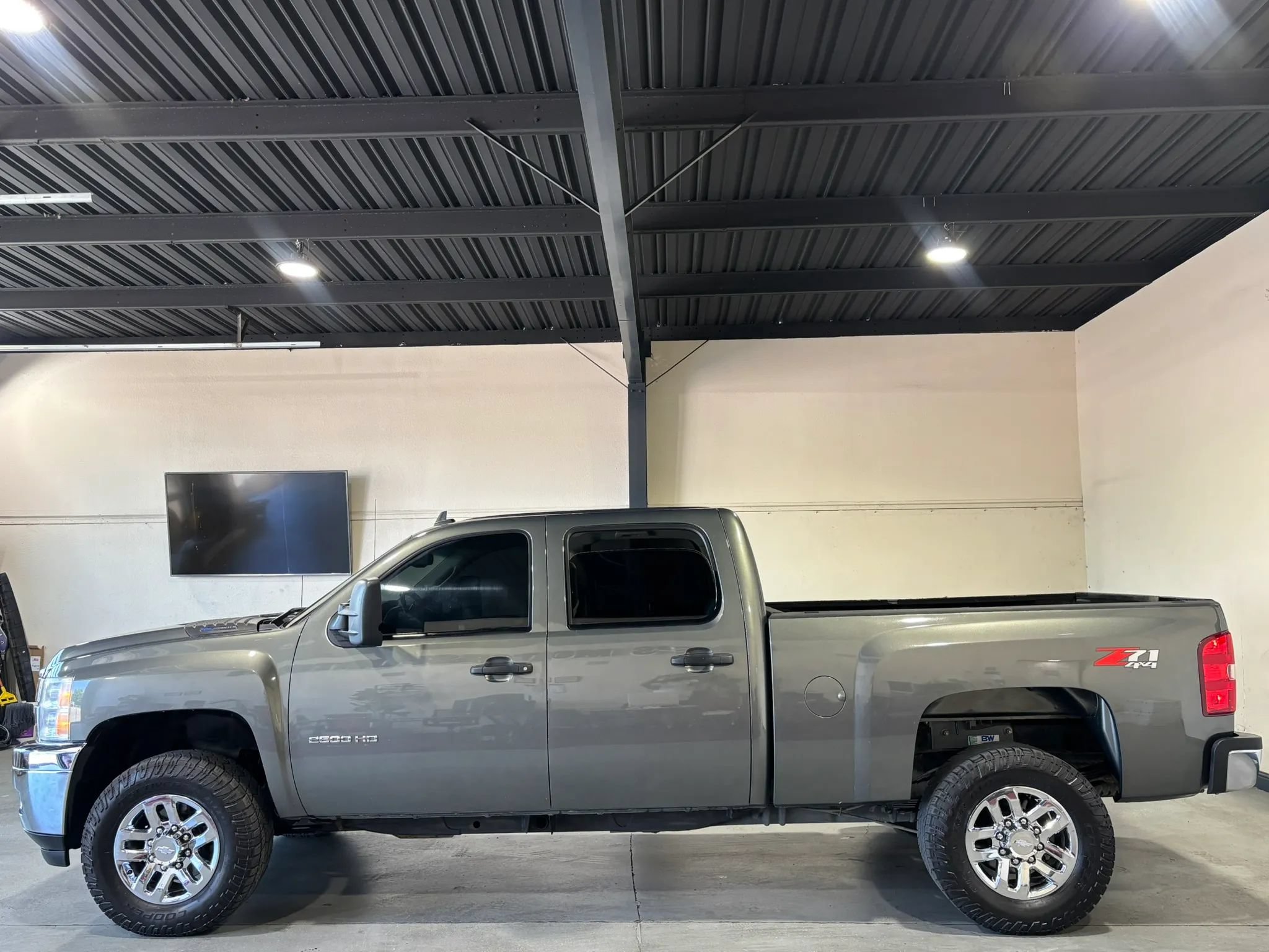 Used 2011 Chevrolet Silverado 2500 LT w/ Interior Plus Package AWD/4WD image 5