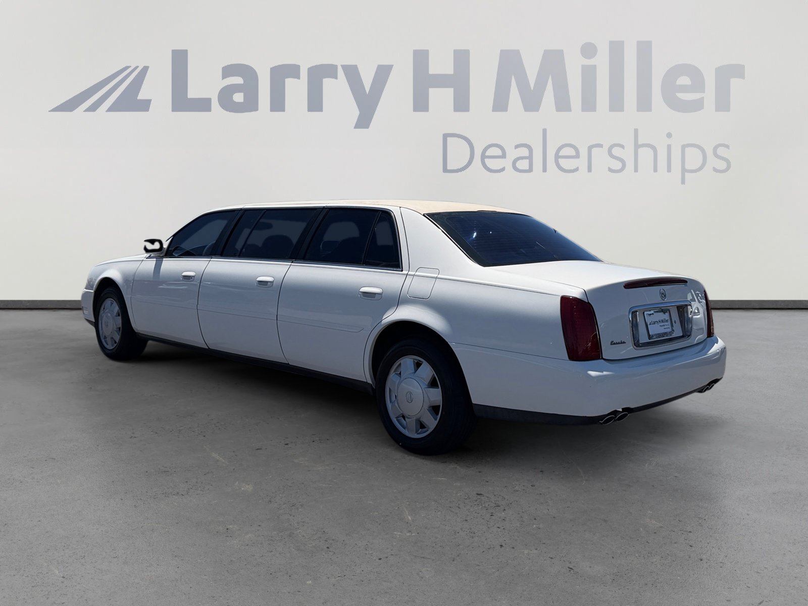 Used 2003 Cadillac De Ville Limousine FWD image 3