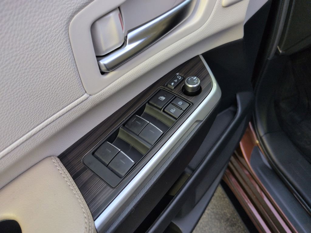 Certified 2024 Toyota Sienna Limited FWD image 11