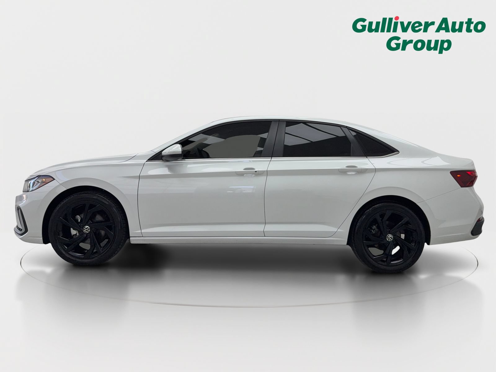 Used 2025 Volkswagen Jetta SE w/ Sunroof Package FWD image 3