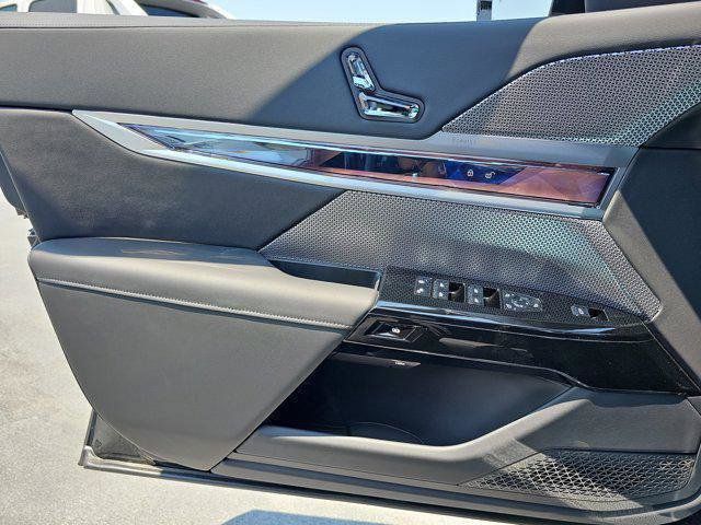 New 2025 BMW i7 xDrive60 image 27
