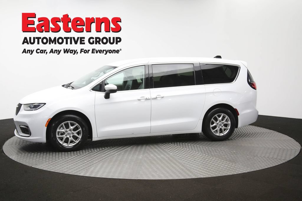 Used 2023 Chrysler Pacifica Touring-L FWD image 59