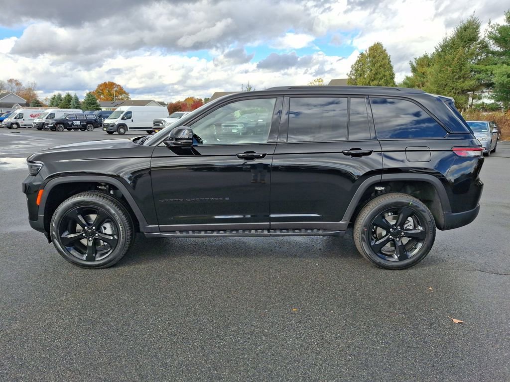 New 2025 Jeep Grand Cherokee Limited w/ Black Appearance Package image 4